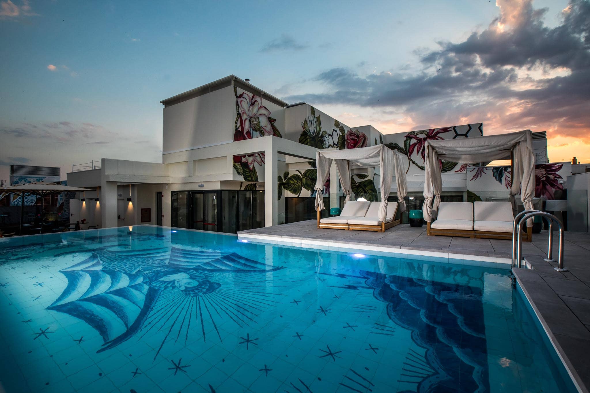 NYX piscina hotel Sergio Mora