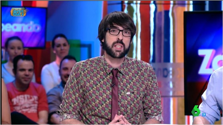 quique peinado zapeando camisa tiwel