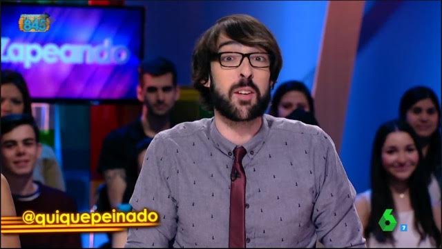 quique peinado zapeando camisa