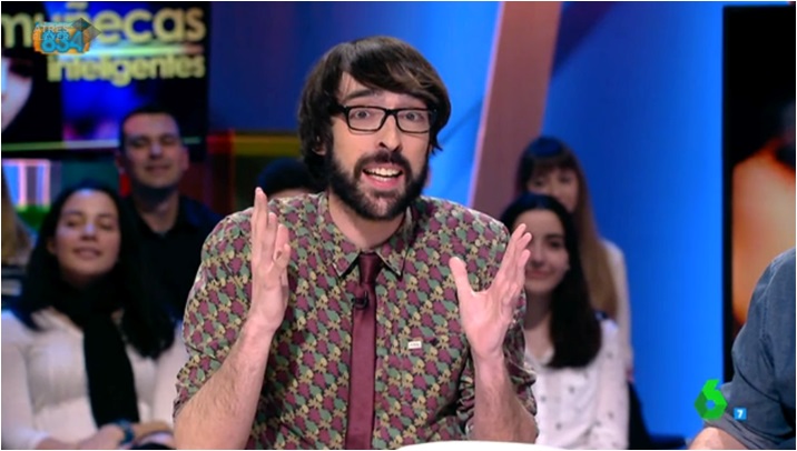 quique peinado zapeando camisas