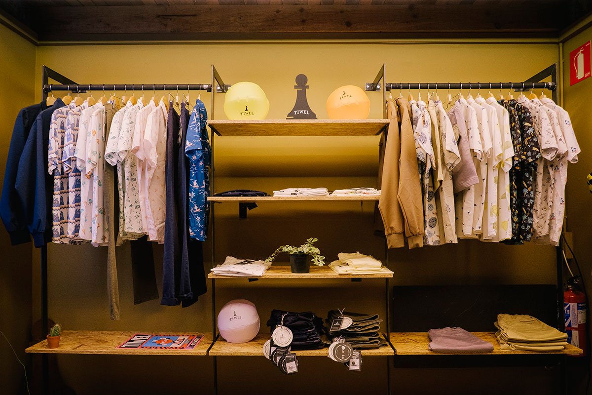 shops selling tiwel